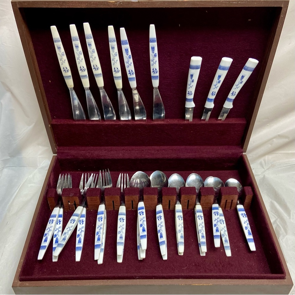 Vintage, 30-pc Blue Willow Flatware, Service for 8 with Wooden Box